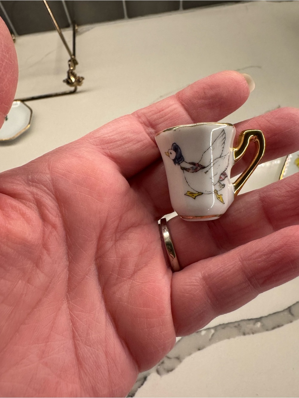 Jemima Puddle-Duck Miniature Porcelain Tea Set - Picture 6 of 9